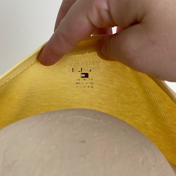 🦋✨ 2/15$ TOPS ✨🦋
Light yellow Tommy Hilfiger v neck top - Picture 3 of 3